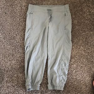 Athleta grey capri pants
